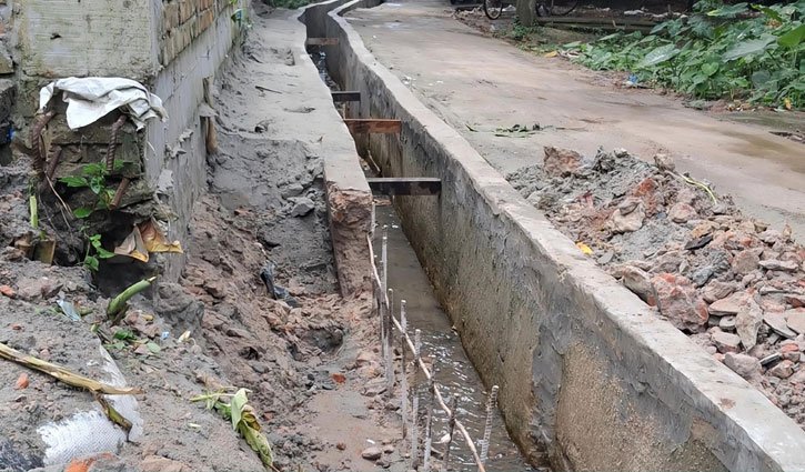 ১০ লাখ টাকার ড্রেন, ভরসা এখন কাঠের ঠেকা