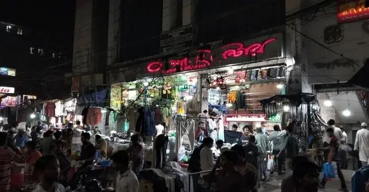 নিউমার্কেটে ফুটপাতে দোকান বসানো নিয়ে ছাত্রদল-যুবদল সংঘর্ষ, আহত ২৫