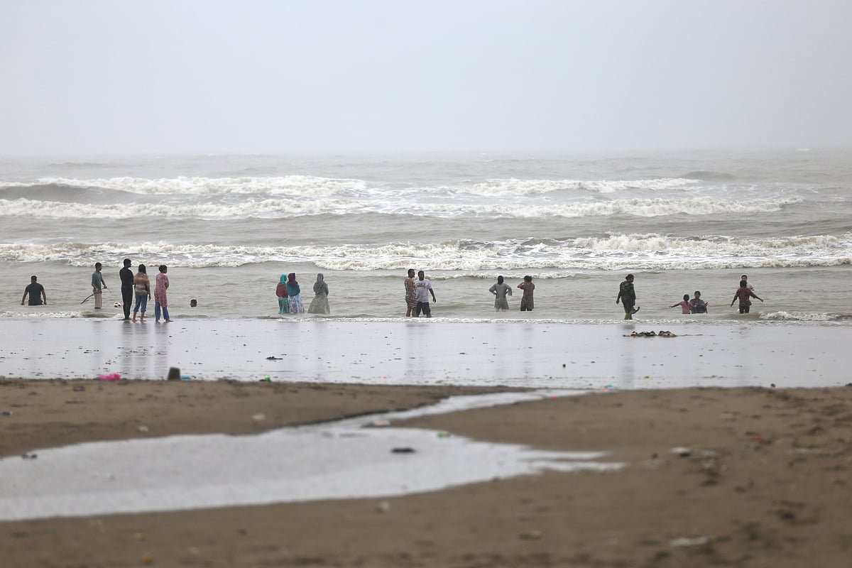 বৃষ্টিস্নাত সৈকতে জীবন ও জীবিকা