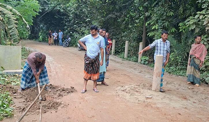 মাগুরায় প্রশাসনের সহযোগিতা না পেয়ে সড়ক বন্ধ করে দিলো গ্রামবাসী