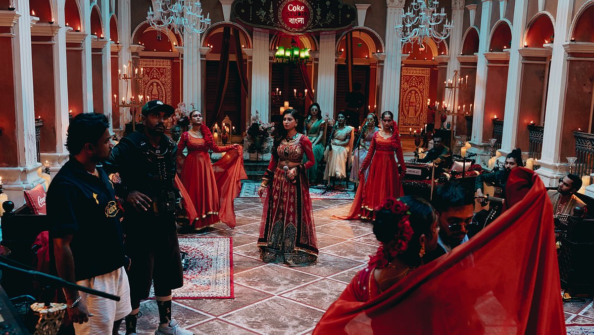 ‘পাতার বাঁশরি’তে সুনিধির পোশাকের পেছনের গল্প, দেখুন ১৫টি ছবি