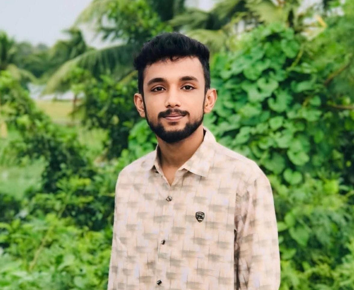 অটোরিকশা থেকে ছিনতাইকারীদের ধাক্কা, সড়কে পড়ে কাভার্ড ভ্যানচাপায় শিক্ষার্থীর মৃত্যু