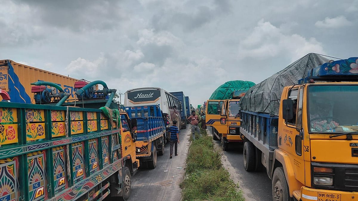 সরাইলে দুই ট্রাকের সংঘর্ষের পর ঢাকা-সিলেট মহাসড়কে ১০ কিলোমিটার যানজট