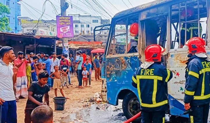 বাসচাপায় শ্রমিক নিহতের খবরে মহাসড়ক অবরোধ, বাসে আগুন