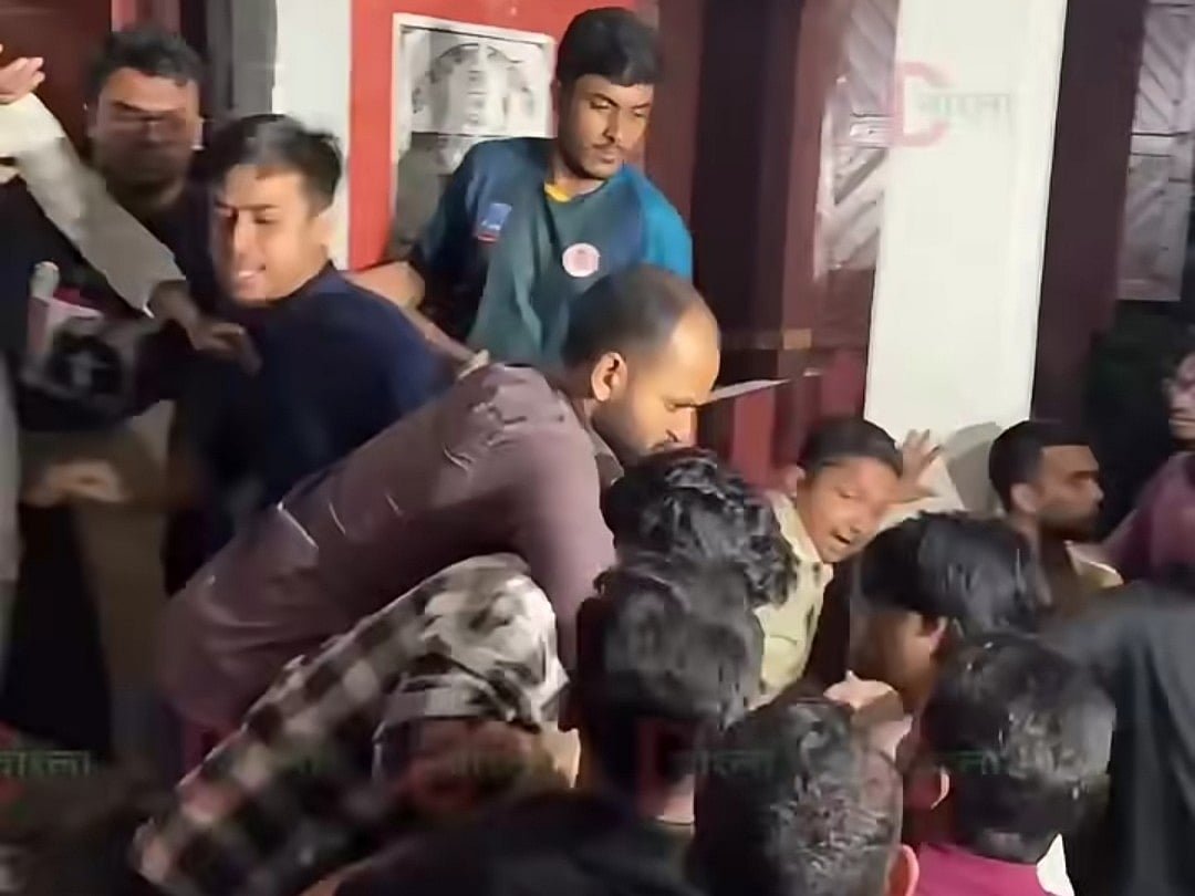 ঢাবিতে প্রাধ্যক্ষকে অবরুদ্ধ ও বের করা নিয়ে ছাত্রশিবির–ছাত্রদলের মারামারি