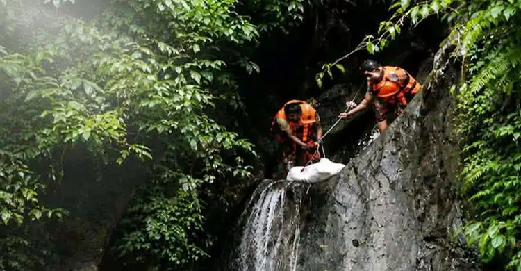 পাহাড়ের ২০০ ফুট গভীর খাদ থেকে নারীর মরদেহ উদ্ধার