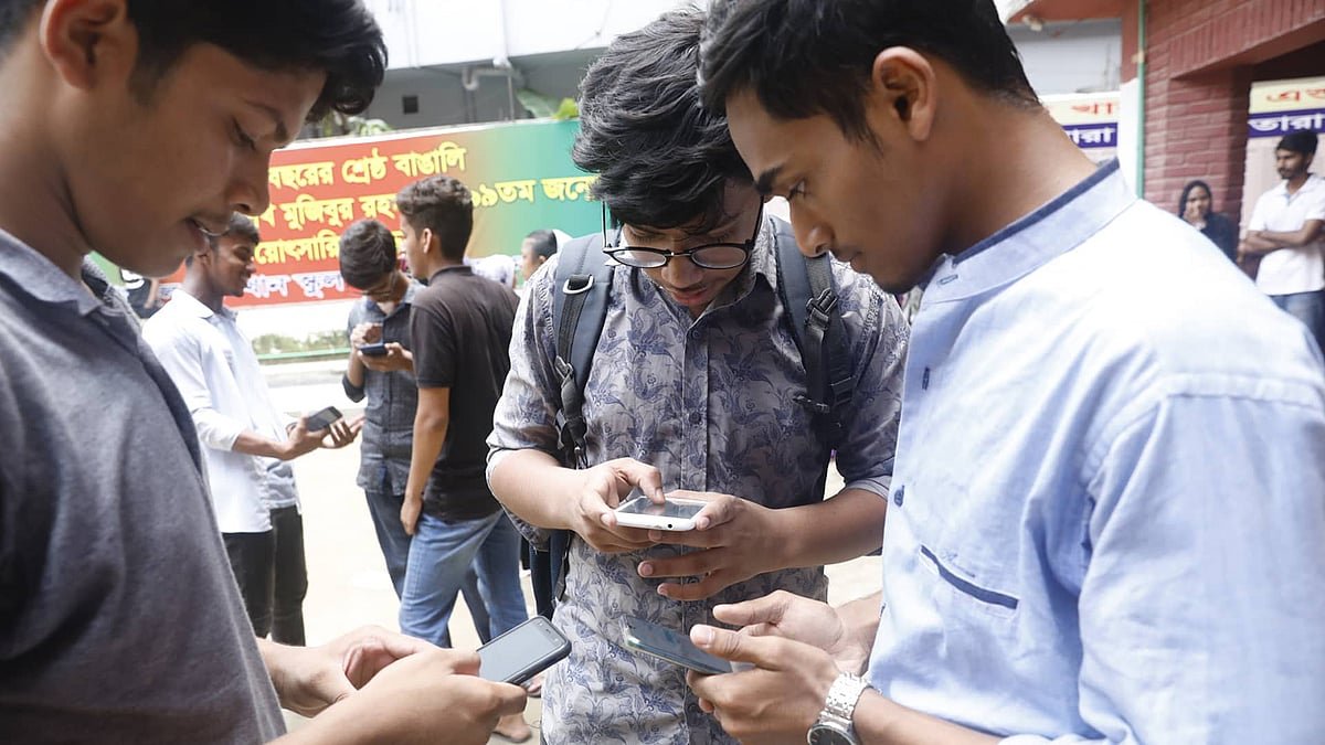 এসএসসির ফল প্রকাশ: ১১ বোর্ডে গড় পাস ৬২.২৫%, জিপিএ–৫ পেয়েছে ১ লাখ ১৬ হাজার ৬৭৬ পরীক্ষার্থী