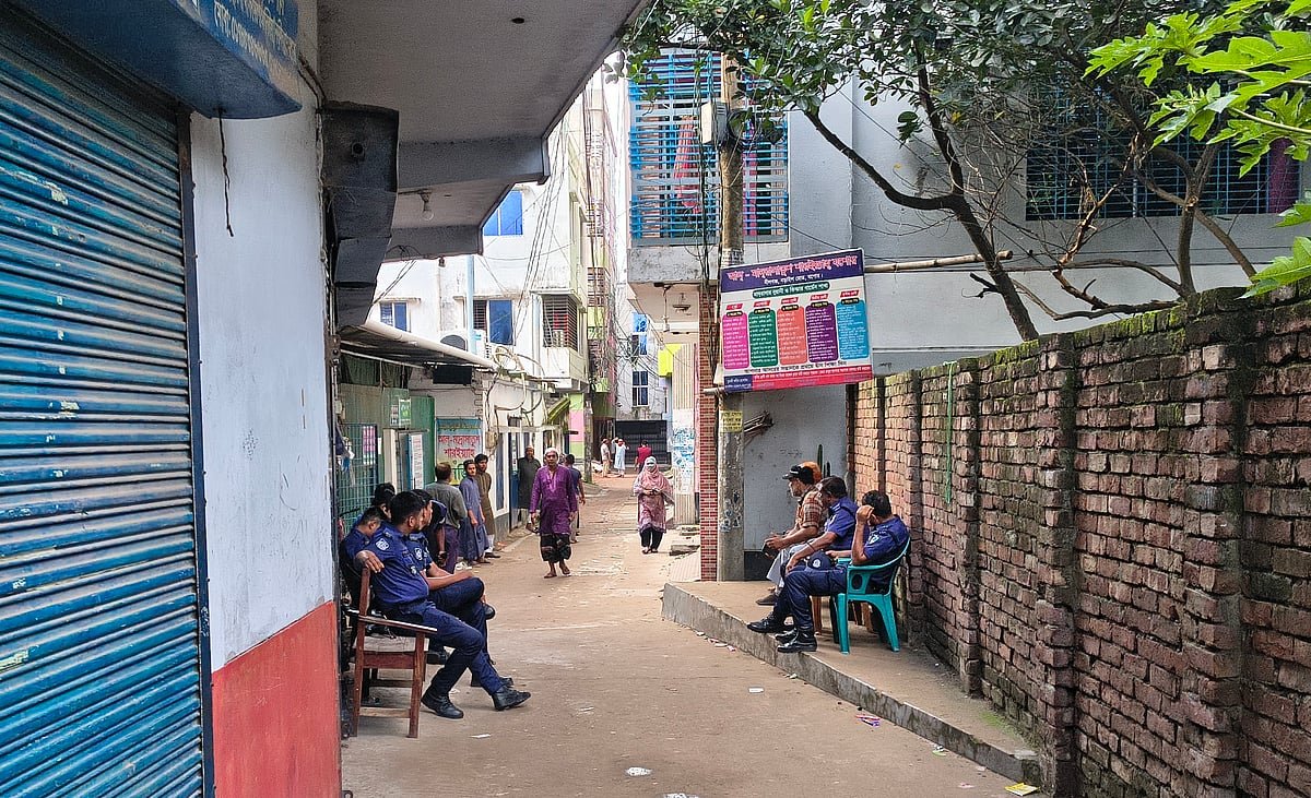 যশোরে জামায়াতের এমপির বাড়ির সামনে পুলিশের পাহারা, মাদ্রাসার কার্যক্রম স্বাভাবিক