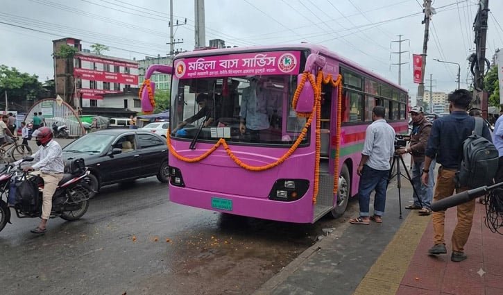 চট্টগ্রামে নারীদের জন্য গোলাপি বাসের যাত্রা শুরু
