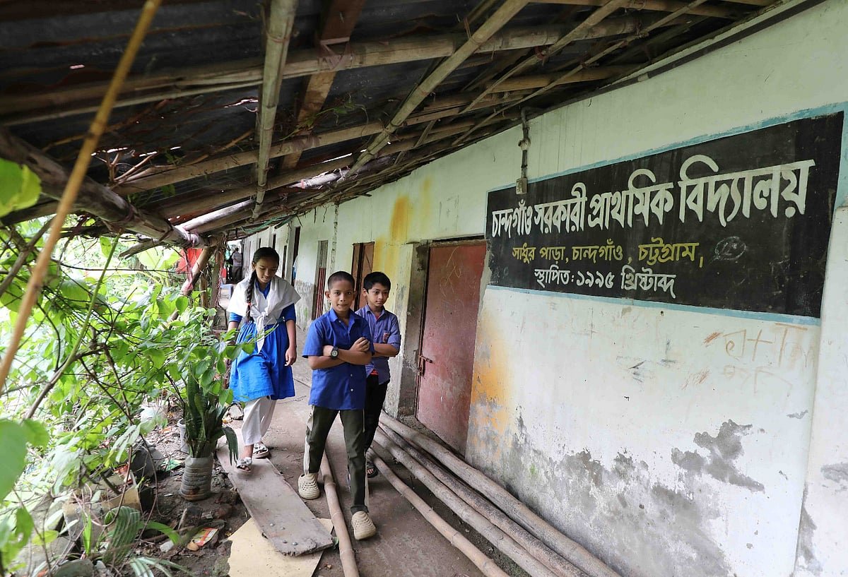 শ্রেণিকক্ষের মেঝেতে পানি, মিলনায়তনে আগাছা