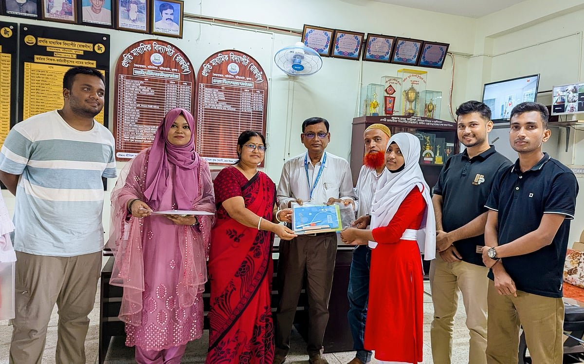 স্কুলশিক্ষার্থীদের শিক্ষা উপকরণ উপহার দিল খুলনা বন্ধুসভা