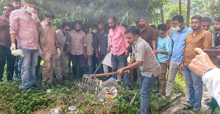 ডেঙ্গুর বিস্তার রোধে রাবি ছাত্রদলের পরিচ্ছন্নতা অভিযান