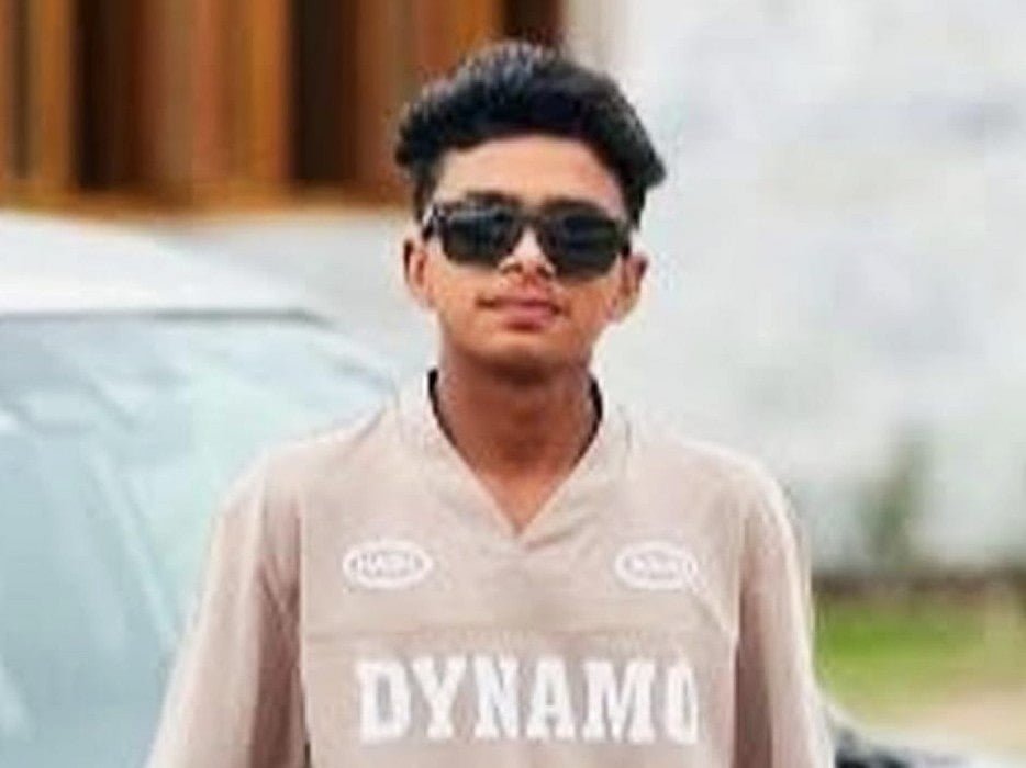 ফুটবল মাঠের ঝগড়া থামাতে গিয়ে প্রাণ গেল এক ছাত্রের