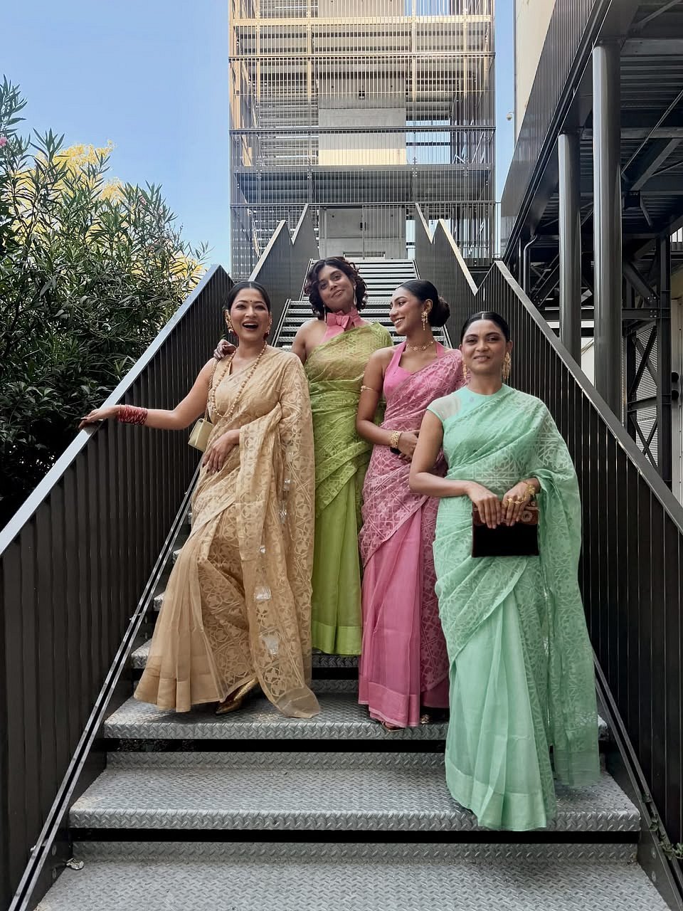 ভেনিসে ‘দ্য ডিফিকাল্ট ব্রাইড’–এর ওয়ার্ল্ড প্রিমিয়ারে নির্মাতা ও অভিনেত্রীরা পরেছিলেন জামদানি