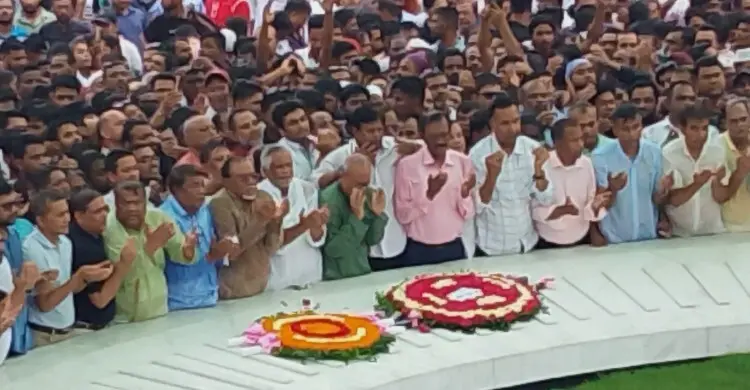 জিয়া ও খালেদার সমাধিতে বিএনপির স্থায়ী কমিটির নতুন সদস্যদের শ্রদ্ধা   
