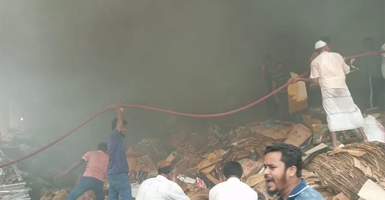বোয়ালখালীতে হাক্কানী পেপার মিলে আগুন