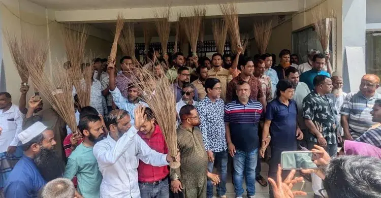 পটুয়াখালীতে যুবদলের কমিটি বাতিলের দাবিতে ঝাড়ু মিছিল
