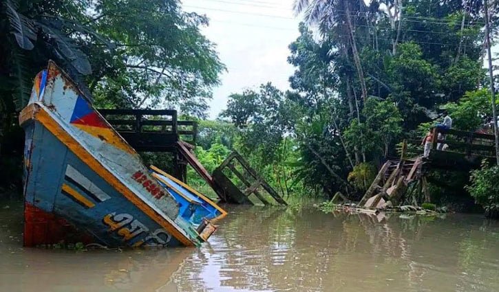 ঝালকাঠিতে বালুবাহী জাহাজের ধাক্কায় সেতু ভেঙে ৩ উপজেলার যোগাযোগ বন