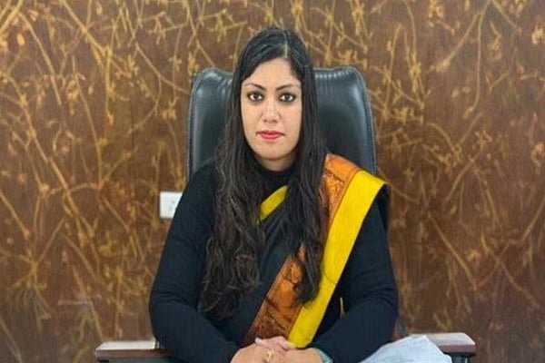 ভারতের সিইসির জেলা শাসক মেয়ের শাস্তি, বেতন থেকে কাটা যাবে ৫ লাখ রুপি