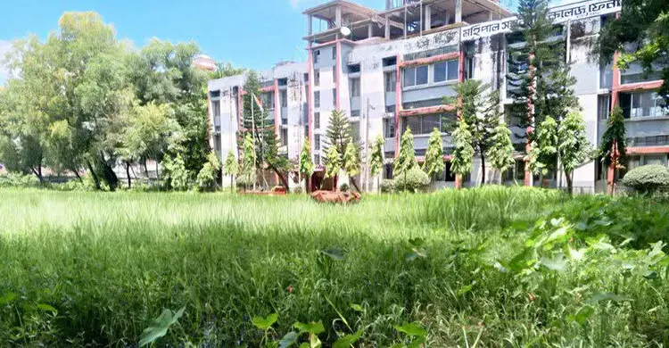 কলেজের খেলার মাঠ যেন জলাধার