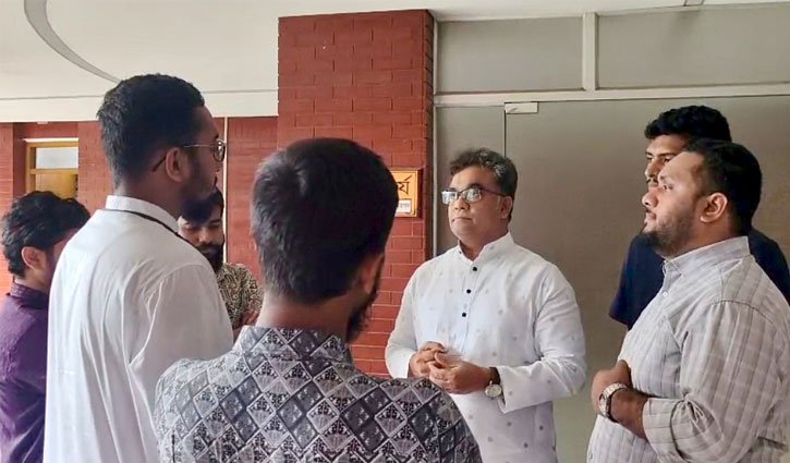 জাকসুর নেতাদের হলে থাকার প্রজ্ঞাপন বাতিলের দাবি