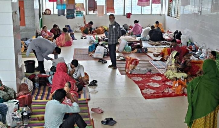গাজীপুরে ডেঙ্গুর দাপট, শয্যা সংকটে হাসপাতালের মেঝেতে রোগীরা