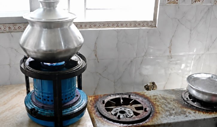 রাত জেগে রান্না আর লোডশেডিংয়ে নাকাল ঢাকাবাসী