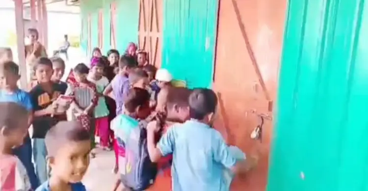 নিয়মিত আসেন না শিক্ষকরা, শ্রেণিকক্ষের দরজায় লাথি মেরে প্রতিবাদ