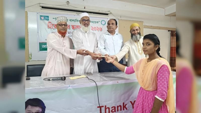 শিক্ষাবৃত্তি বাল্যবিবাহ রোধে সহায়ক: ঝিনাইদহে হিরো উইমেন স্কলারশিপ বিতরণ