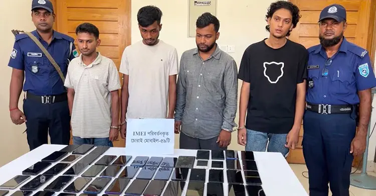 আইএমইআই পরিবর্তনকৃত ৫৯ চোরাই মোবাইল উদ্ধার, গ্রেফতার ৪