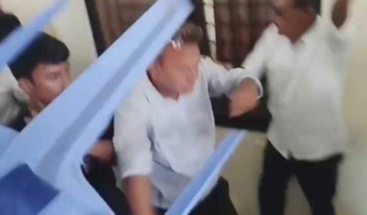 নাটোরে ফ্যামিলি কার্ড নিয়ে ইউএনও কার্যালয়ে তুলকালাম