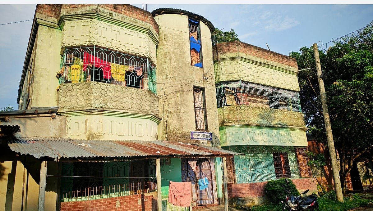 কার্যক্রম নিষিদ্ধ আওয়ামী লীগ নেতার বাড়ি থেকে মালামাল সরিয়ে নিলেন বহিষ্কৃত বিএনপি নেতা