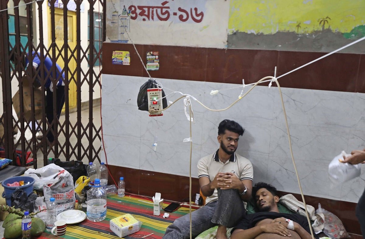 মেঝেতে রোগী, মাথার ওপর ঝুলছে মাল্টিপ্লাগ