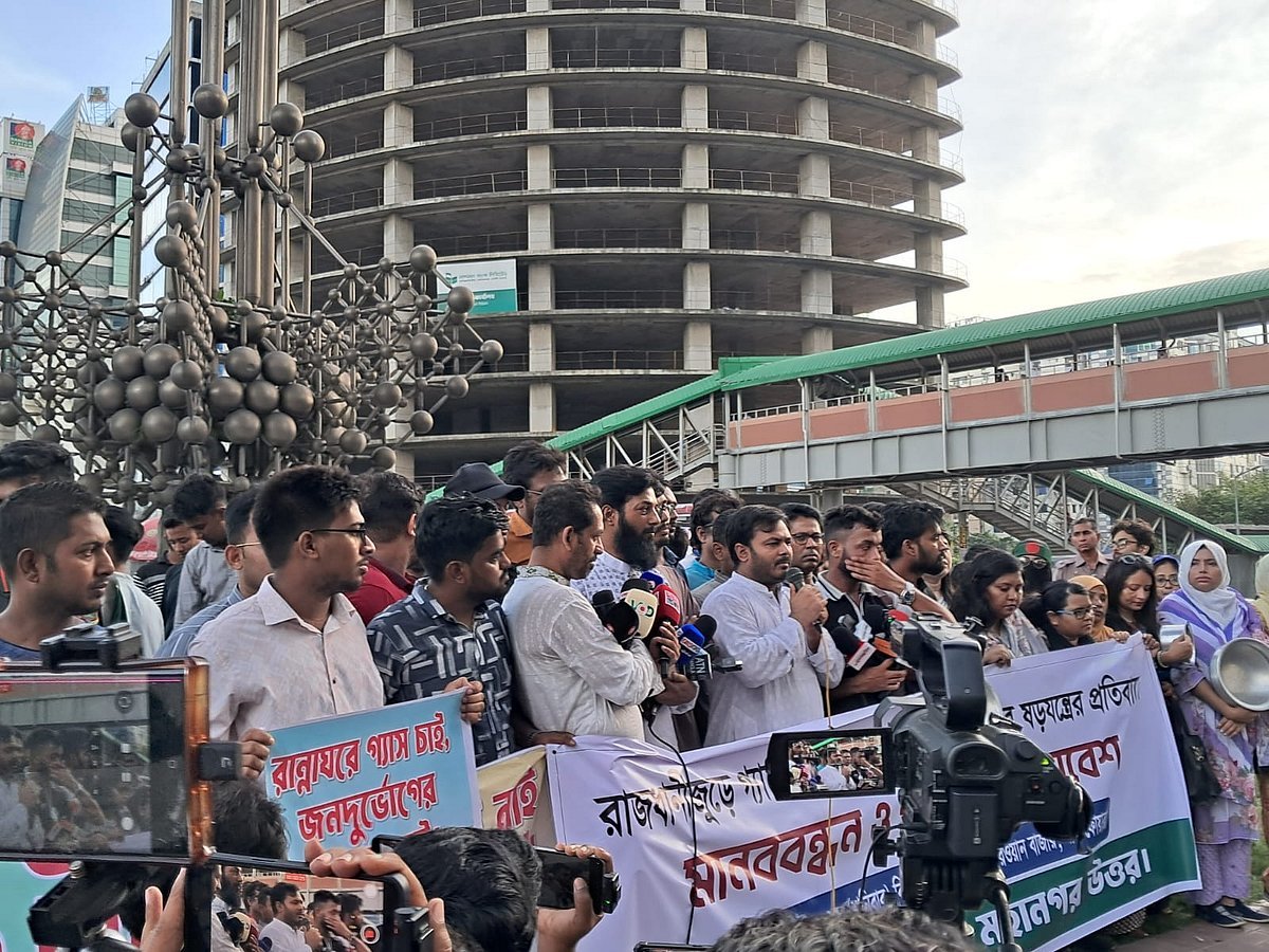 বাসন–পাতিল নিয়ে এনসিপির প্রতীকী মার্চ, গ্যাসের দাম বাড়ালে পেট্রোবাংলা অবরোধের হুঁশিয়ারি