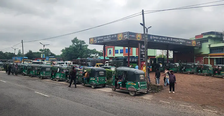 গ্যাস নেওয়ার অপেক্ষায় থাকা ৫ গাড়িতে ট্রাকের ধাক্কা, প্রাণ গেল যুবকের