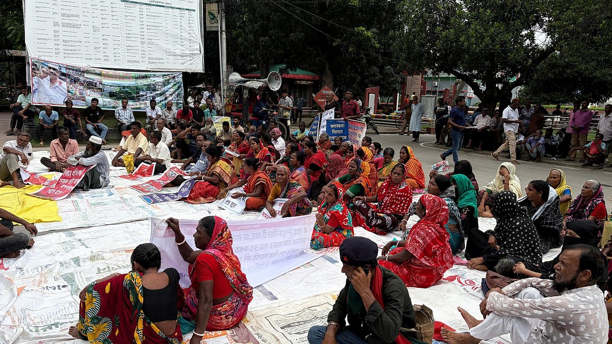 যশোর জেলা প্রশাসকের কার্যালয়ের সামনে অবস্থান কর্মসূচি, ‘পানি সরাও, মানুষ বাঁচাও’ স্লোগান