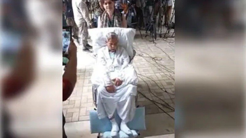 ট্রাইব্যুনালে দীপু মনিকে দেখতে হুইলচেয়ারে করে এসেছেন অসুস্থ স্বামী