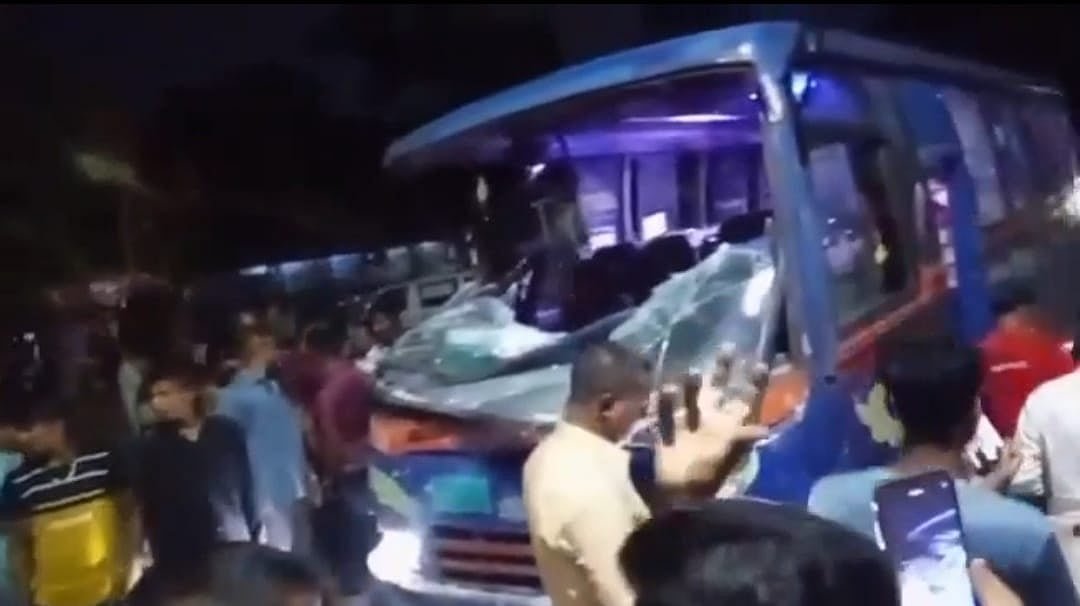 নিয়ন্ত্রণ হারিয়ে বাস ধাক্কা খেল কুর্মিটোলা হাসপাতালের দেয়ালে, একজন নিহত