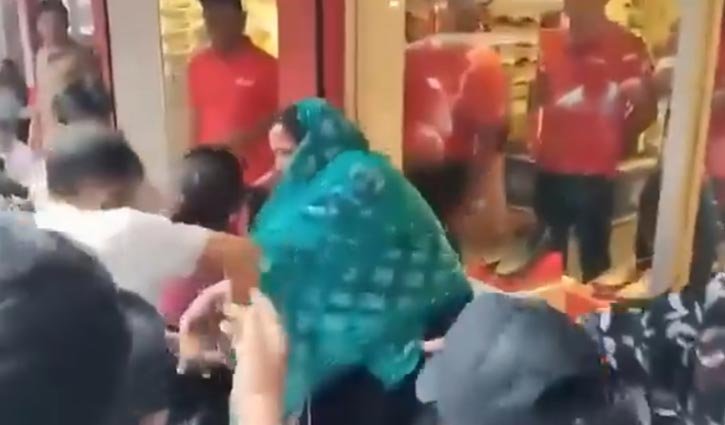 গোপালগঞ্জে চুরির অপবাদ দিয়ে ২ নারীকে মারধর