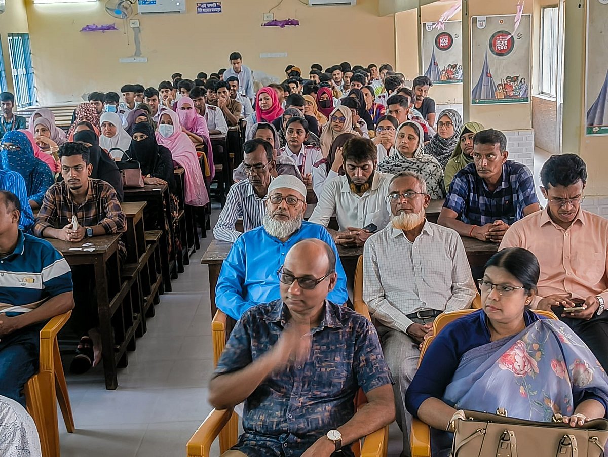 নাতির অভিভাবক হয়ে এসেছিলেন কলেজে, সমাবেশে বক্তব্যের মাঝেই ঢলে পড়লেন