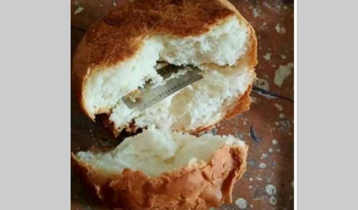 ক্লাসে ব্লেড লুকাতেই রুটির মধ্যে ঢুকিয়ে রাখে ছাত্র