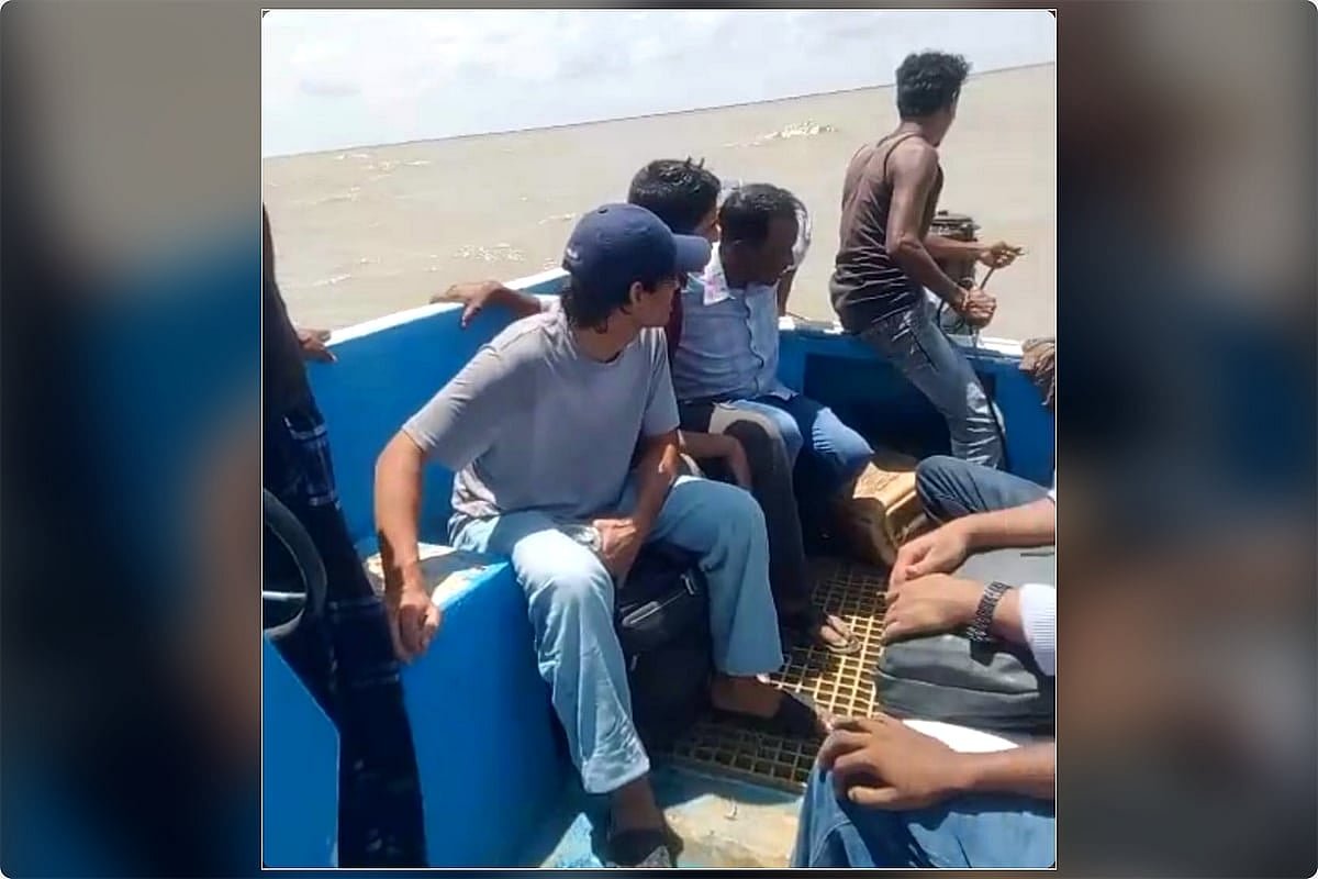 ফুরিয়ে গেল জ্বালানি, উত্তাল সাগরে স্পিডবোট