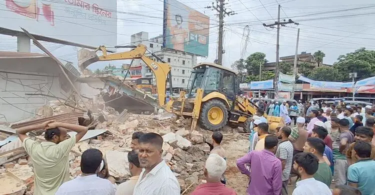 চাঁদপুর-কুমিল্লা মহাসড়কের ছয় শতাধিক অবৈধ স্থাপনা উচ্ছেদ অভিযান শুরু