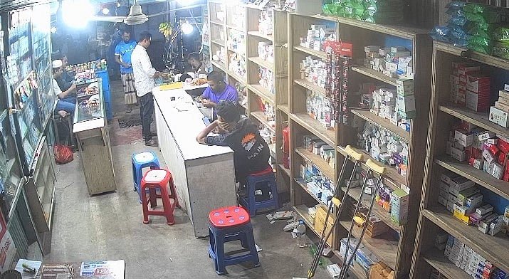 চুরিসারে দোকানির মুঠোফোন পকেটে ভরলেন এসআই, পরে ধরা খেলেন