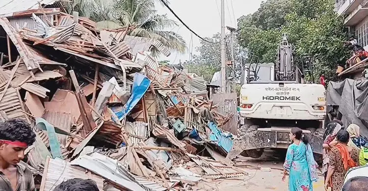 টঙ্গীতে গুঁড়িয়ে দেওয়া হলো মাদকের হটস্পট হাজির মাজার বস্তি