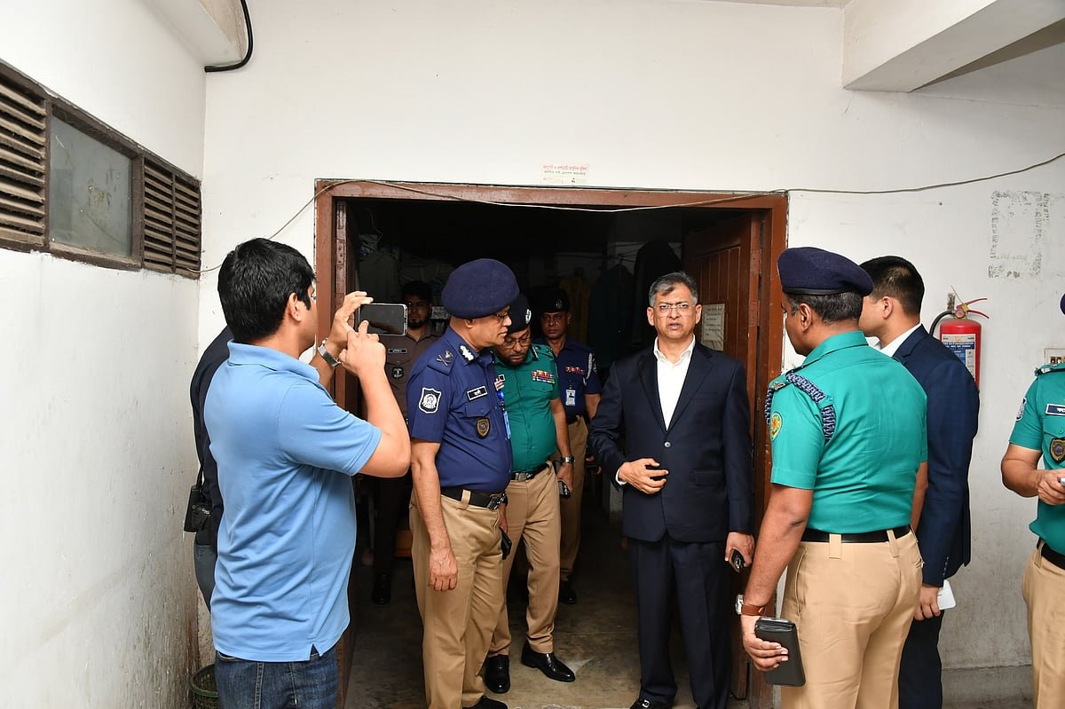 পূর্বঘোষণা ছাড়াই তেজগাঁও থানা পরিদর্শনে স্বরাষ্ট্রমন্ত্রী, সেবার মান বাড়ানোর নির্দেশ