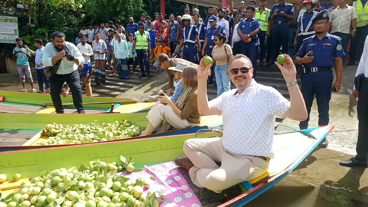 ভীমরুলির ভাসমান পেয়ারাবাজারে মার্কিন রাষ্ট্রদূত