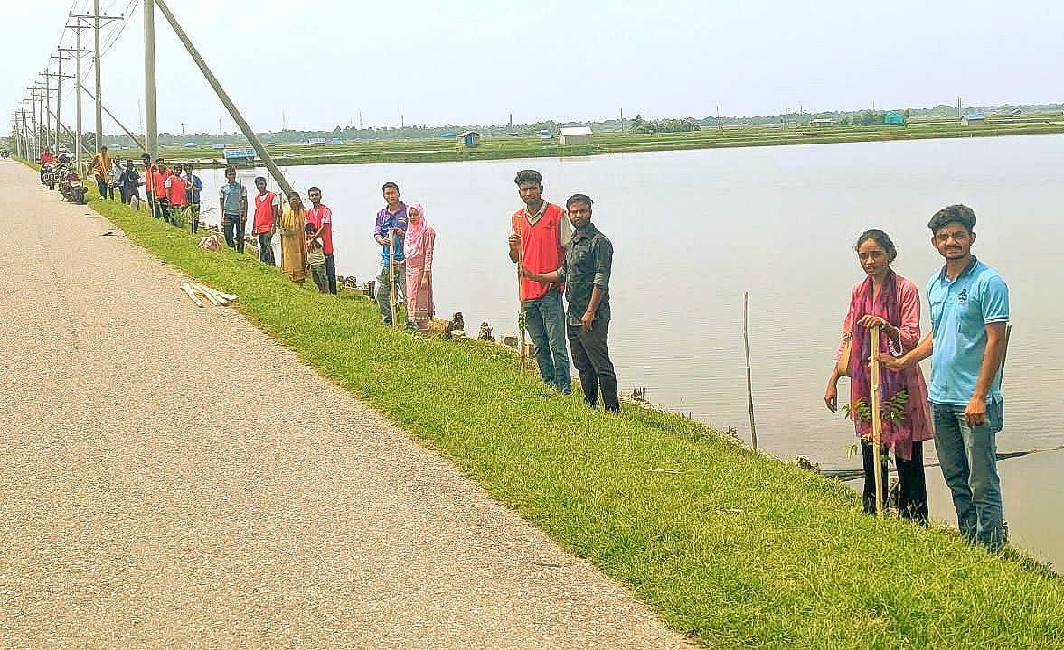 জলবায়ু ঝুঁকিপূর্ণ সাতক্ষীরায় বন্ধুসভার সবুজের অঙ্গীকার