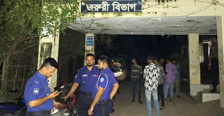 মোবাইলে ব্যস্ত চিকিৎসক, মারা গেলেন রোগী