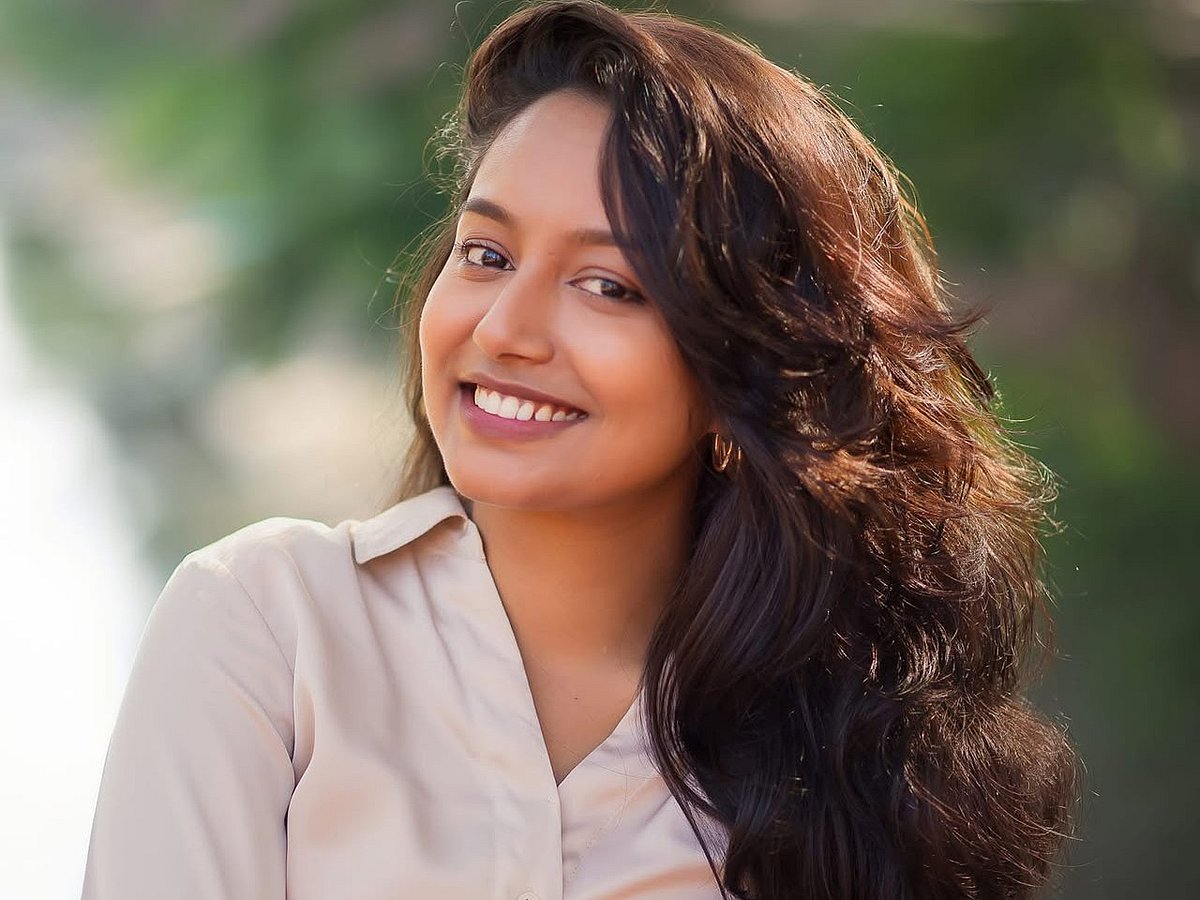 তরুণ অভিনেত্রী ইভাকে কতটা চেনেন